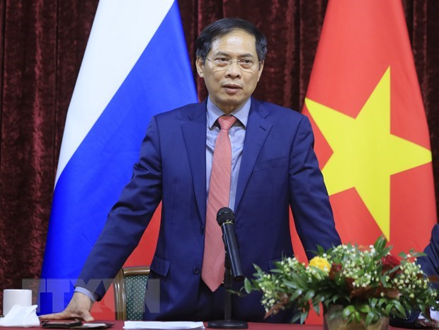 越南外交部部长裴青山走访越南驻俄罗斯大使馆